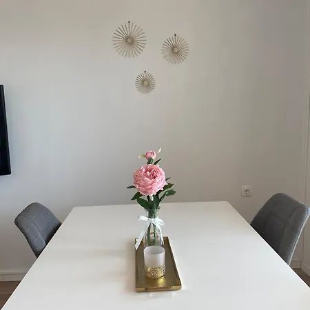 Moderne Mit Grillplatz Auf Dem Balkon *
