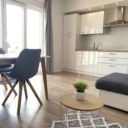 Moderne Mit Grillplatz Auf Dem Balkon *