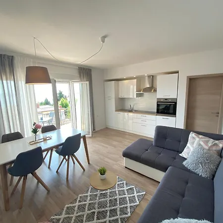 Moderne Mit Grillplatz Auf Dem Balkon