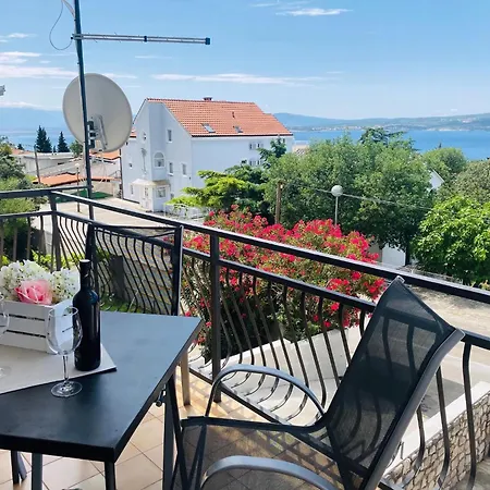 Moderne Mit Grillplatz Auf Dem Balkon *